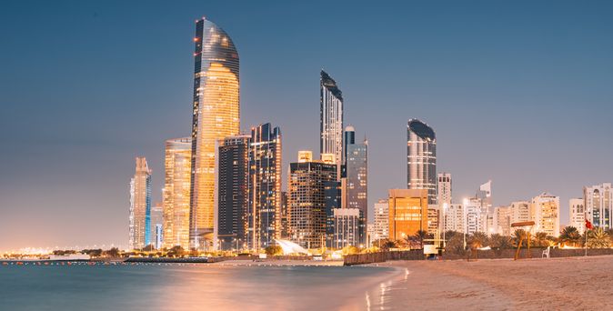 Hell erleuchtete Hochhäuser von Abu Dhabi in der Nacht