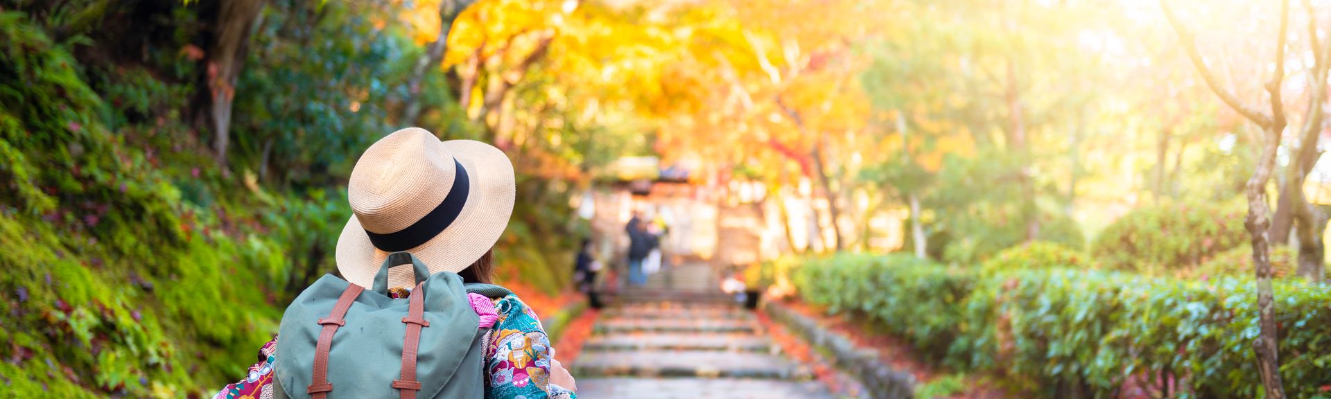 Touristin mit Rucksack in Japan