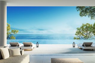 Moderne Terrasse mit Liegen und direktem Strandzugang