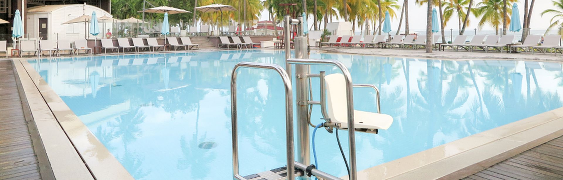 Eine Einstiegshilfe in einen Pool