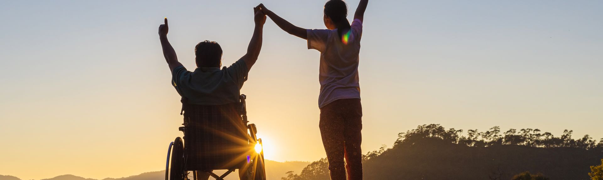 Silhouette von zwei Personen, Heben die Arme beim Sonnenuntergang