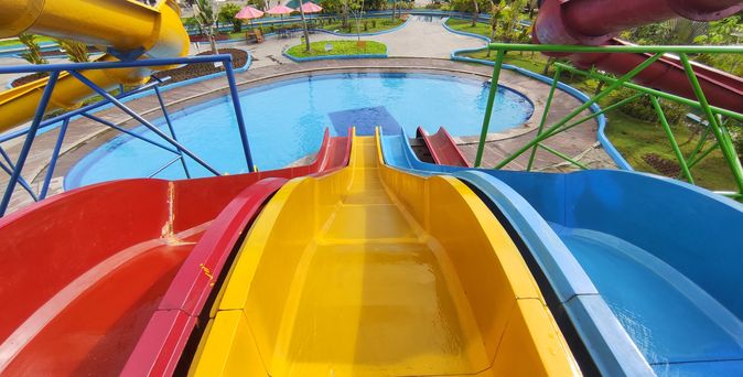 Drei bunte Wasserutschen