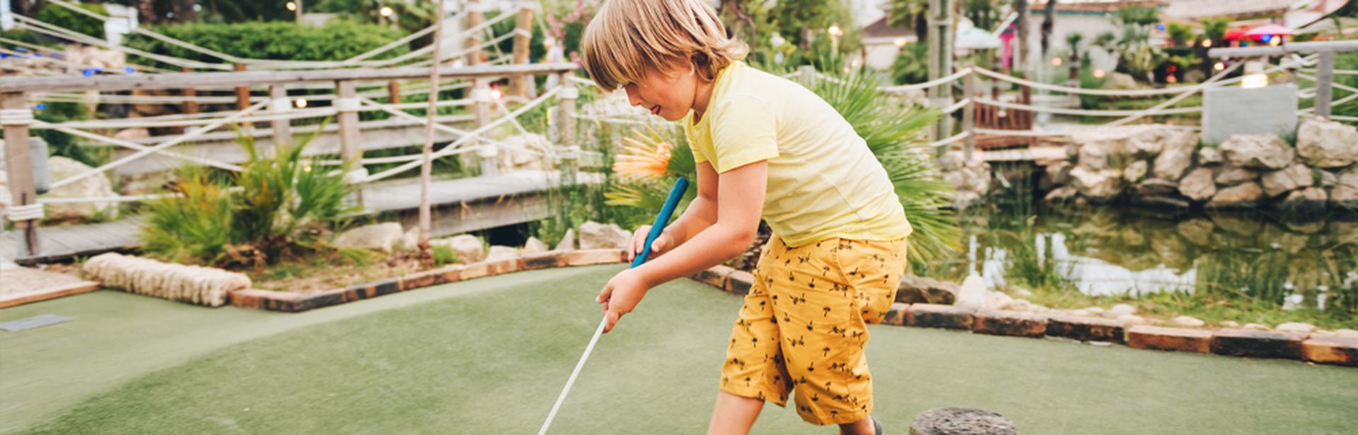 Ein junge spielt Minigolf