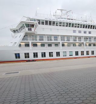 Hurtigruten ist Startklar ab Hamburg. Die MS Finnmarken kurz vor Start zur Traumreise