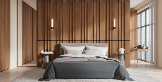 Ein modernes Hotelzimmer mit einem großen Doppelbett in der Mitte