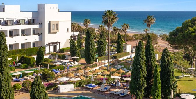 Hotelanlage vom Hotel Fuerte Conil Resort mit Pool im Vordergrund und Strand im Hintergrund