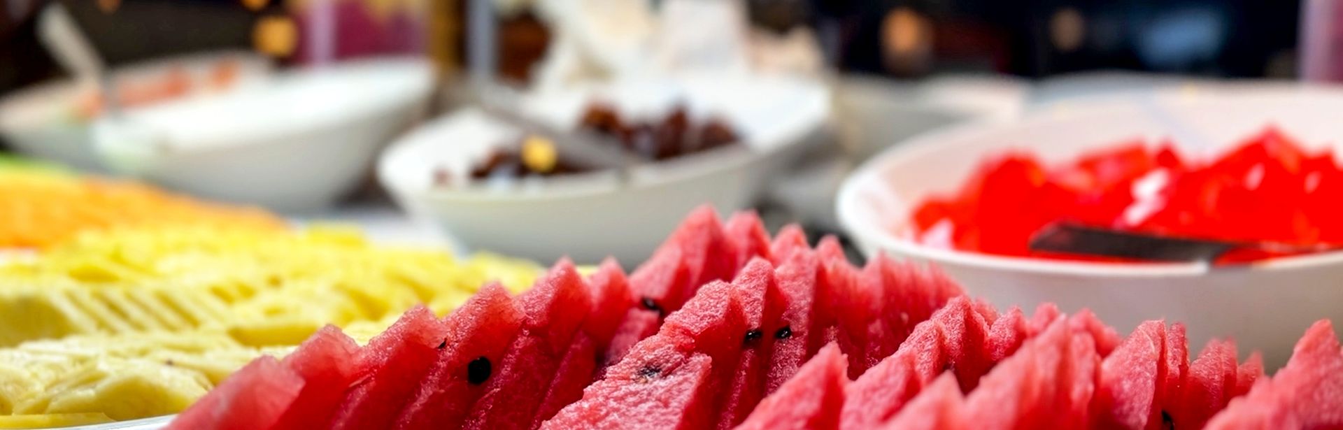 Wassermelonen und anderes Obst als Buffet