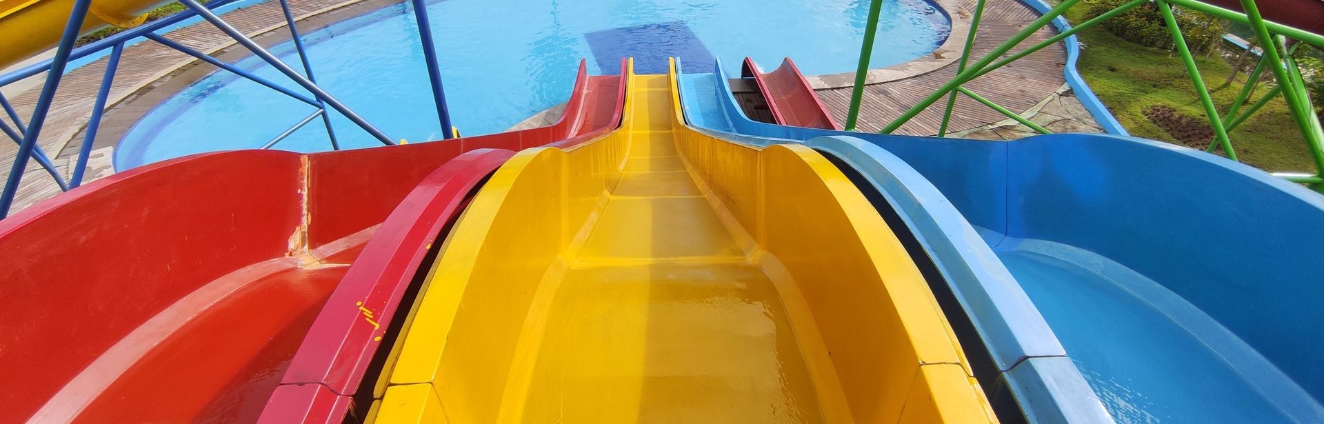 Drei bunte Wasserutschen