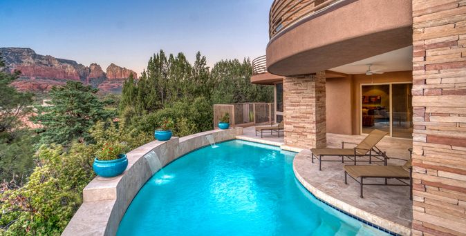 Privater Pool auf einer Terasse mit zwei Liegen