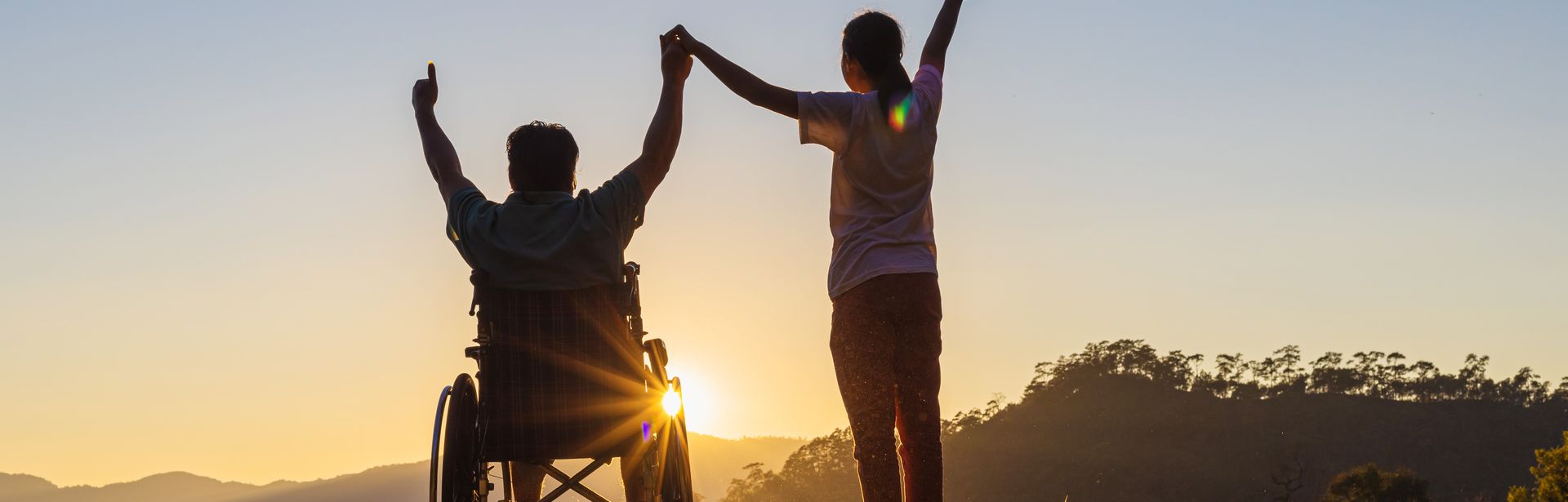 Silhouette von zwei Personen, Heben die Arme beim Sonnenuntergang