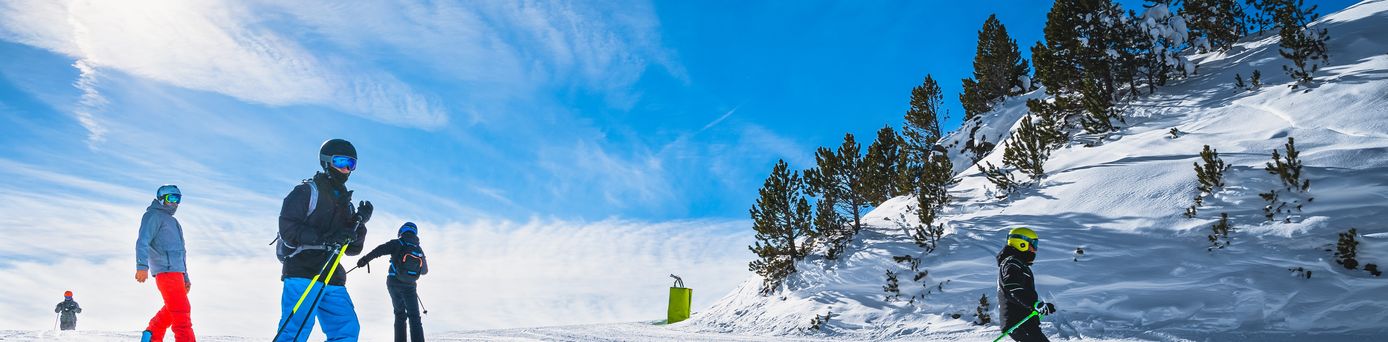 Skifahrer auf einer Schneebedeckten Piste