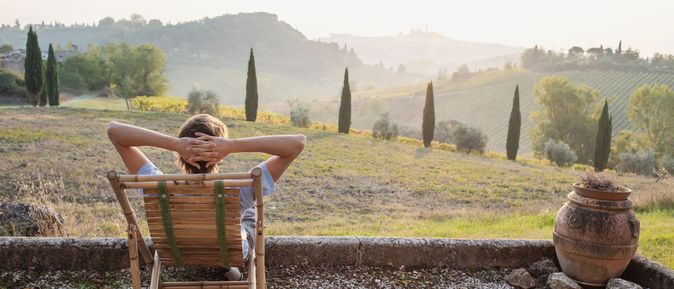 Mann entspannt in einer Liege in Italien