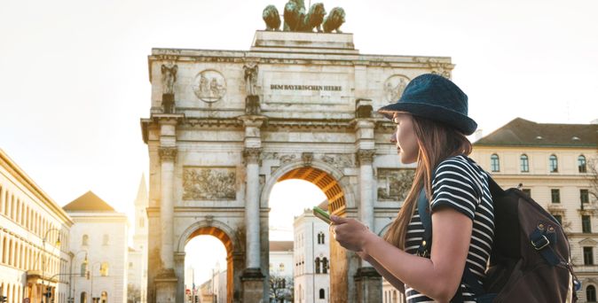Touristin in München sieht sich Sehenswürdigkeiten an