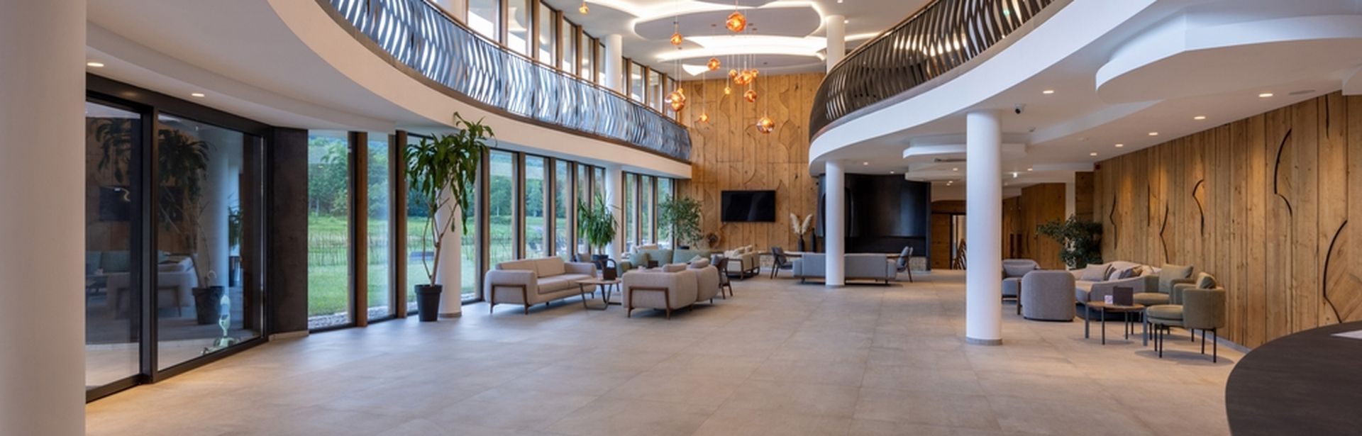 Eine elegante Hotellobby mit Sofas und Pflanzen