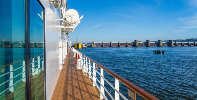 Seite eines Flusskreuzfahrtschiffes mit Blick auf den Fluss