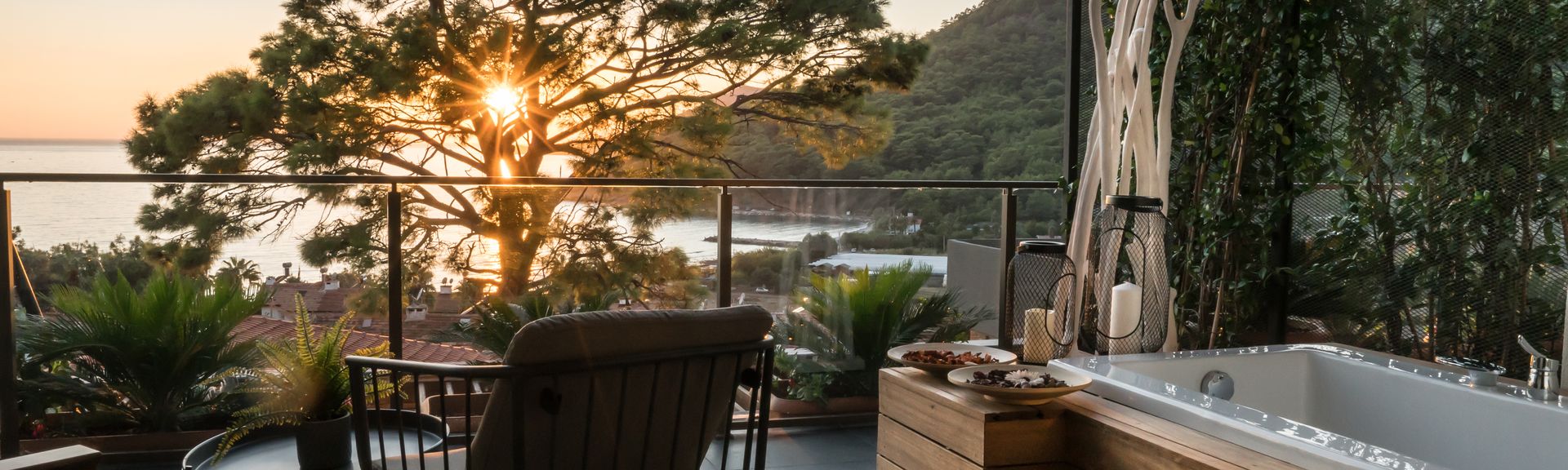 Balkon mit Whirlpool mit Ausblick auf den Sonnenuntergang über dem Meer