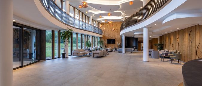 Eine elegante Hotellobby mit Sofas und Pflanzen