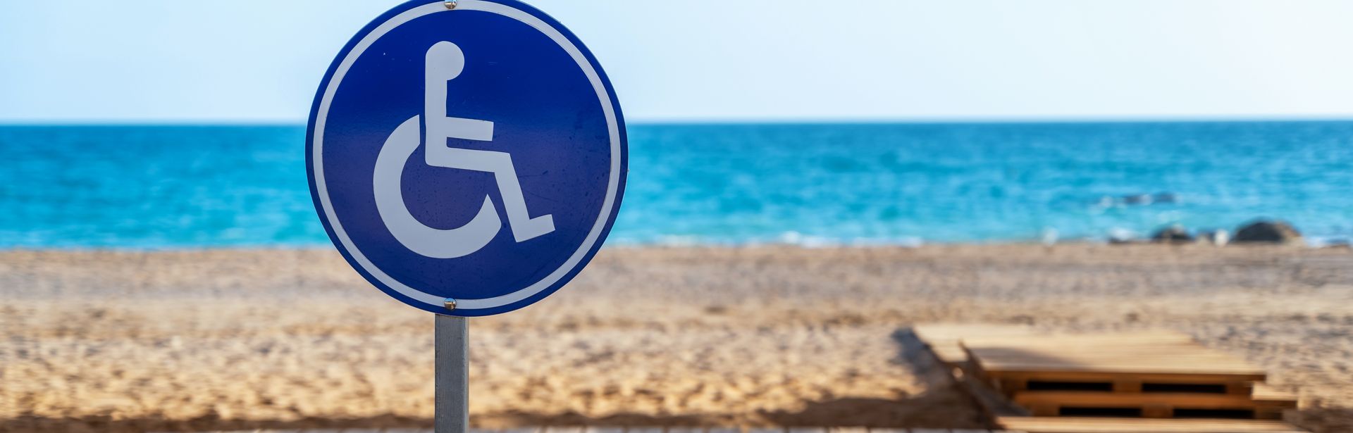 Barrierefreier Sandstrand, ausgewiesen durch ein Schild