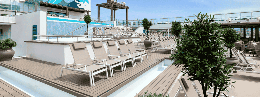 Agora Deck auf der Mein Schiff Flow mit mehreren Sitzgelegenheiten und Infinitypool
