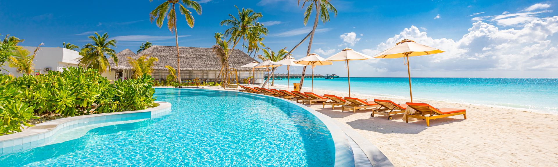 Pool mit direktem Strandzugang und Liegen 