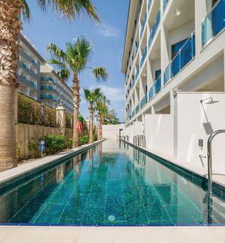 Commodore Elite Suites & Spa