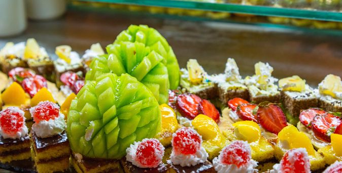 Eine Auswahl von Desserts und Obst