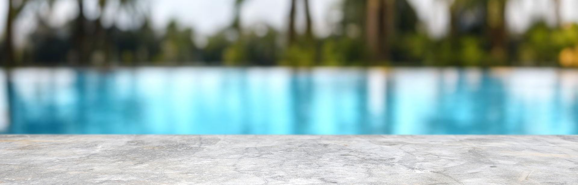 Ein Pool mit verschwommenen Palmen im Hintergrund