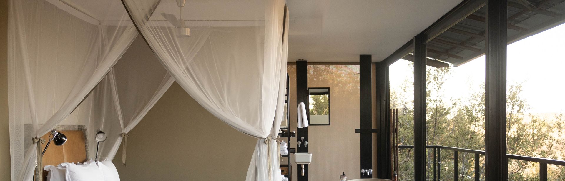 Ein gemütliches Zimmer in einem Boutiquehotel mit Himmelbett und Balkon