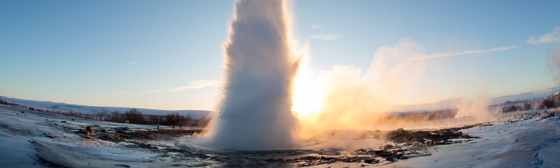 Ein Geysir bricht aus und schießt eine große Wassersäule in die Luft
