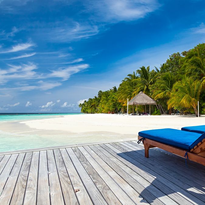 Liegen auf einer Terasse mit Strandzugang