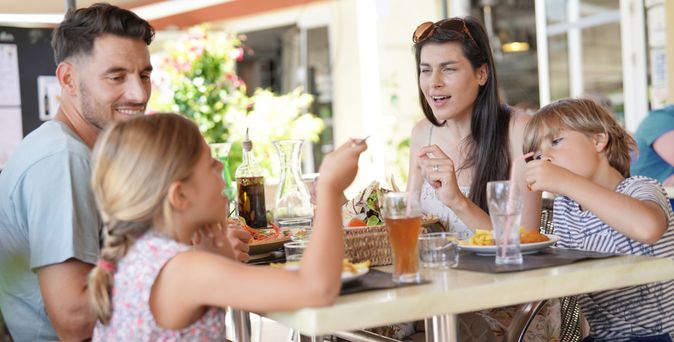 Eine Familie mit zwei Kindern isst gemeinsam