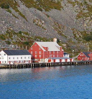 Die Postschiffreise lässt die kleinen und größeren Dörfer vorbeiziehen