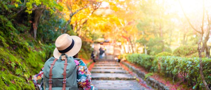Touristin mit Rucksack in Japan
