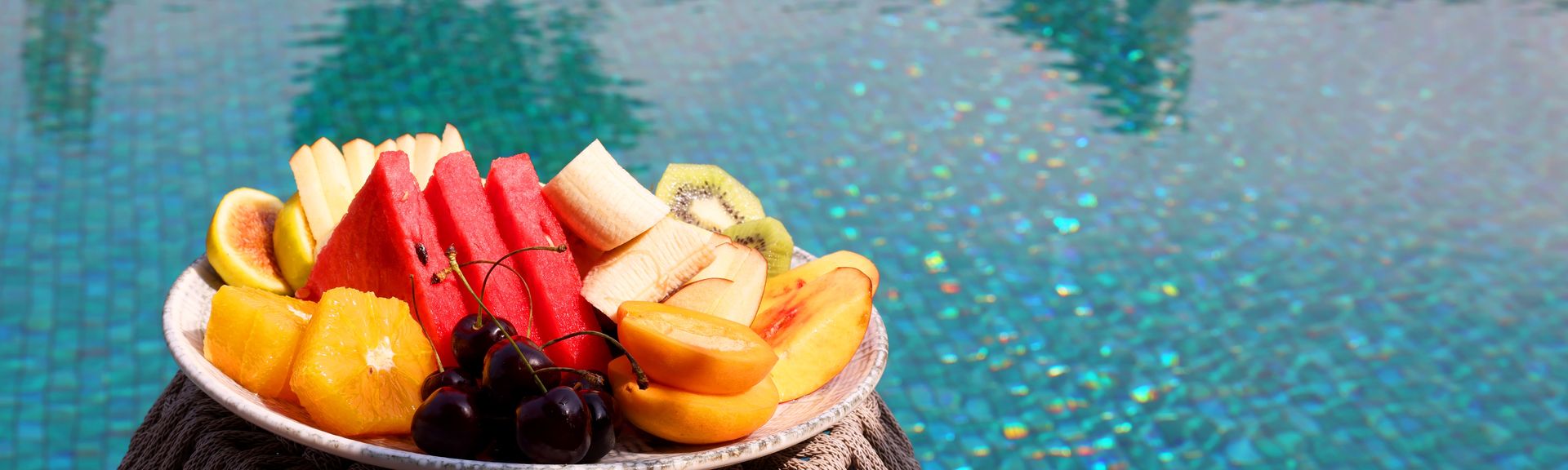 Obstteller am Pool