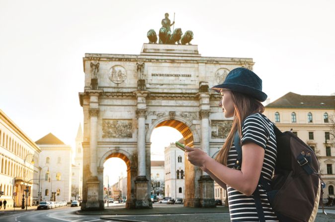 Touristin in München sieht sich Sehenswürdigkeiten an
