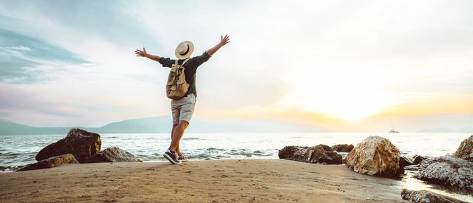 Mensch am Meer, offene Arme