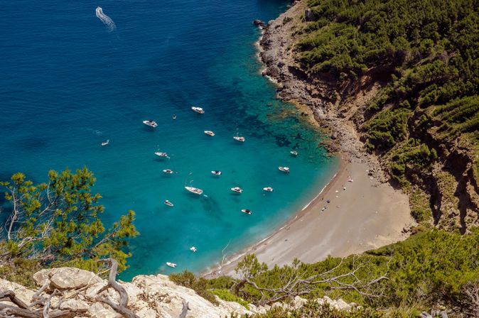 Eine Bucht mit Strand und einigen Schiffen im Meer
