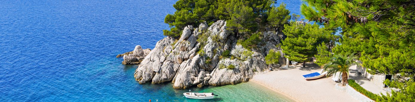 Küste mit Booten in Kroatien