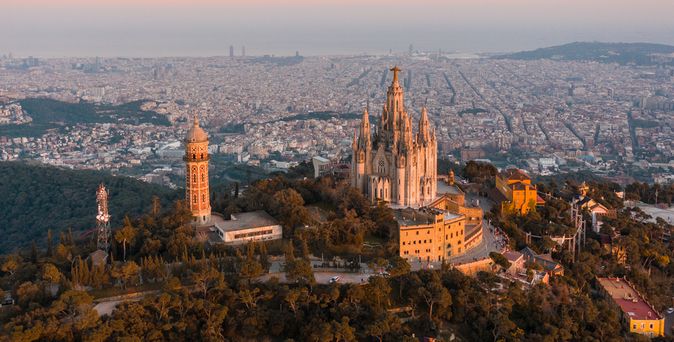 Eine Luftaufnahme der Sühnekirche des Heiligen Herzens auf dem Berg Tibidabo in Barcelona