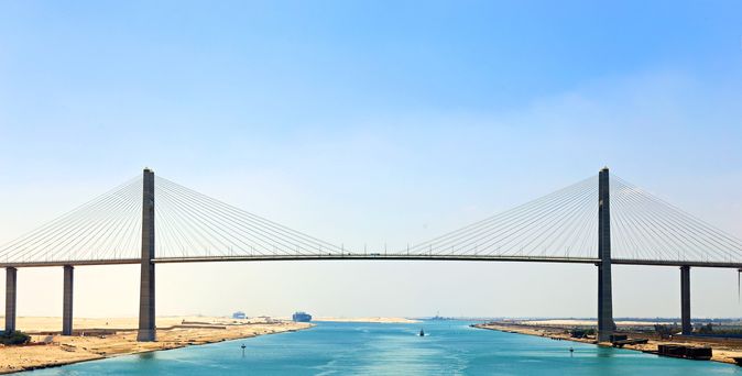 Hängebrücke über dem Suezkanal in Ägypten an einem klaren, sonnigen Tag.
