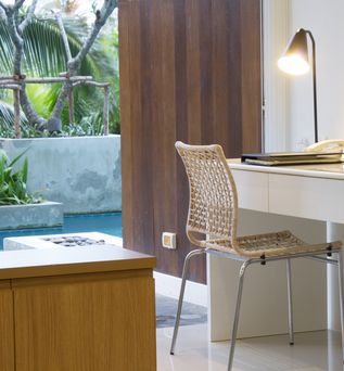 Ein Hotelzimmer mit Schreibtisch, im Hintergrund ein Swim-up Pool