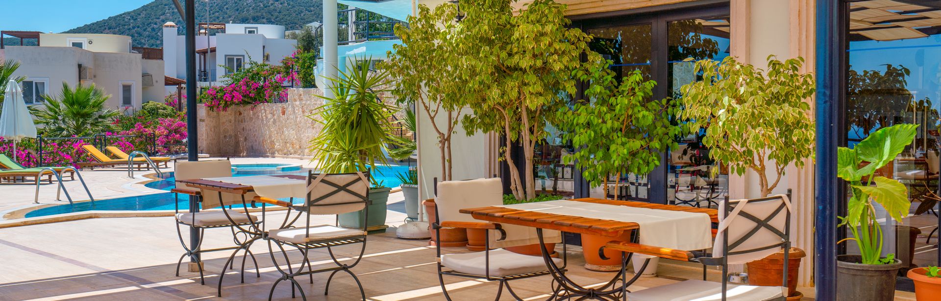 Restaurantbereich auf der Terrasse eines eleganten Boutiquehotels