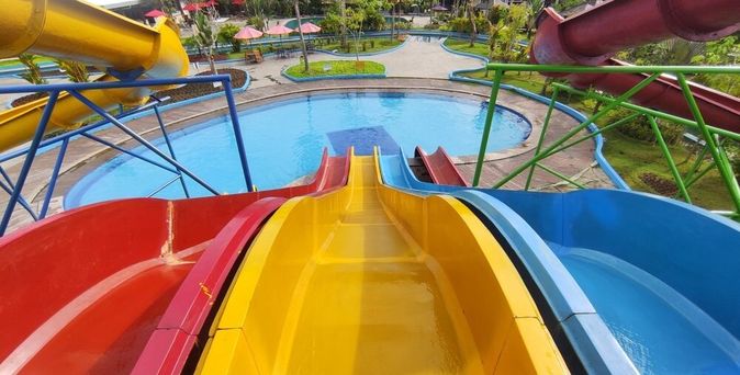 Drei bunte Wasserutschen
