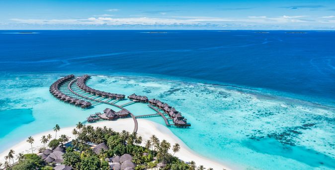 Eine kleine Insel mit vielen Häusern und Wasserbungalows