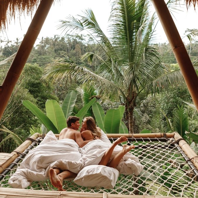 Glückliches Paar liegt auf einer Hängematte