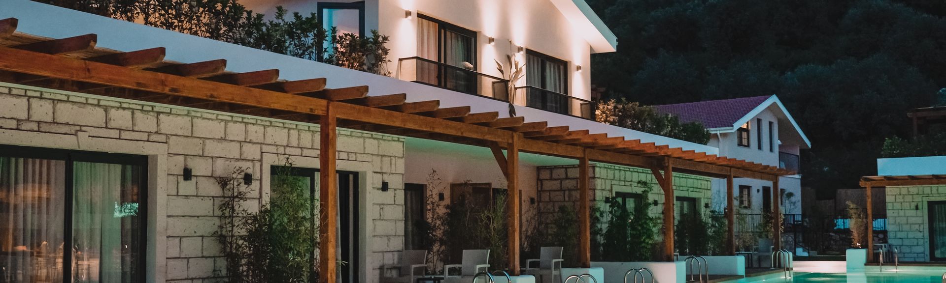 Ein beleuchteter Pool eines eleganten Boutiquehotels
