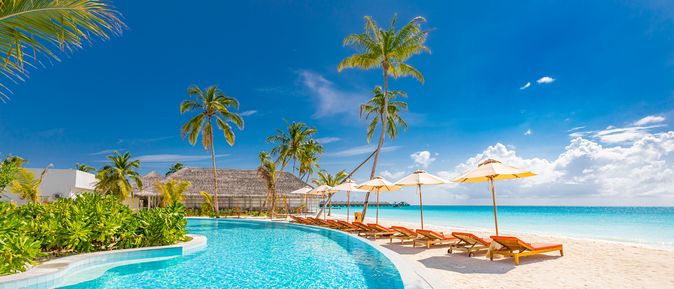 Pool mit direktem Strandzugang und Liegen 