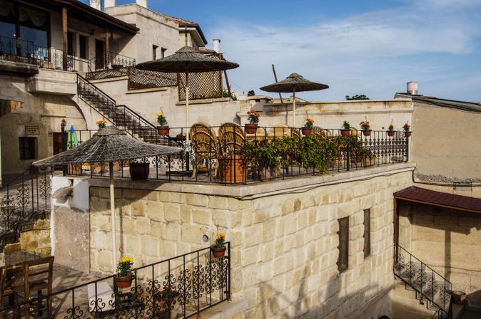 Eine gemütliche Terrasse eines sandfarbenen Gebäudes