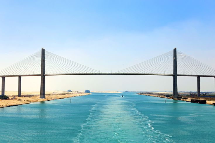 Hängebrücke über dem Suezkanal in Ägypten an einem klaren, sonnigen Tag.