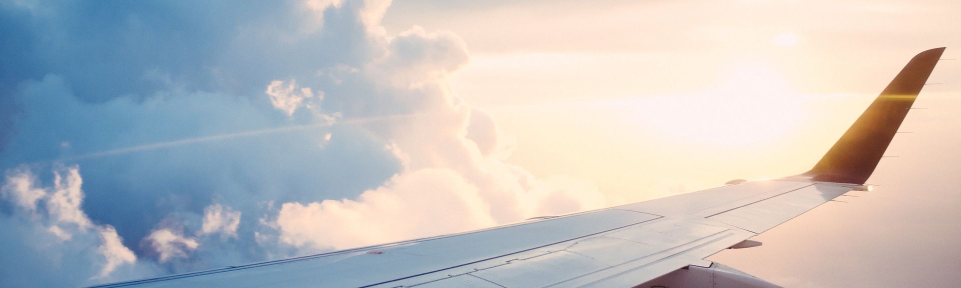 Flug in den Sonnenuntergang